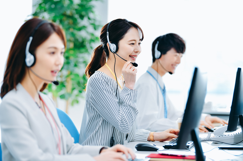 チームでお客様対応に取り組むスタッフのイメージ